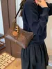 Bolsa de Ombro Única de Alto Valor Moda Retrô Chegada Nova Outono 2026 Grande Capacidade Nicho para Deslocamento Manual de Mão ou de Ombro