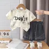 Conjunto de Verano Estilo Coreano para Niños con Diseño en Inglés Degradado, Nuevo Conjunto Delgado de Dos Piezas de Manga Corta de Verano 2026 para Niños
