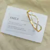 Pulsera con Hebilla de Dos Colores Calada con Forma de Ola, Microincrustaciones de Circonita, Estilo Europeo y Americano Transfronterizo, para Mujer, Pulsera Sencilla con Estilo Único y Personalidad