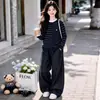 Conjunto de punto de otoño para niñas 2026 estilo nuevo, cárdigan a rayas casual y jeans de pierna ancha conjunto de dos piezas para niños mayores