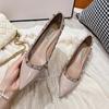 Zapatos de tacón grueso y puntiagudo para mujer, primavera y verano 2025, nuevos, blancos, sexys, informales, con remaches, de una sola capa, para dama de honor de tacón bajo.