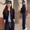 Conjunto coreano de dos piezas para primavera y otoño 2026, con cárdigan y pantalones de pierna recta, disponible en tallas grandes, corte holgado y diseño moderno.