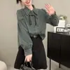 Nova Camisa Feminina da Moda Estilo Chinês, Design Inovador para Primavera e Outono 2025, Camisa Jeans Retro Botonada Estilo Nacional em Azul
