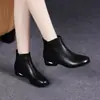 Botas de Cano Curto com Salto Grosso Baixo Femininas 2026 Outono/Inverno Novas Botas de Uma Peça Bico Redondo Couro Macio Botas Cor Nude Outono/Inverno Mãe Mais Veludo Botas Martin
