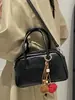 Bolso Pequeño Retro de Alto Valor para Mujer 2026 Otoño Nueva Llegada Bolso Boston de Mano Color Sólido Bolso Cruzado Personalizado Moderno