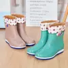 Botas de chuva femininas rasas de cano médio para adultos Botas de água curtas femininas com forro de fleece, moda de verão Botas de chuva femininas antiderrapantes Sapatos femininos impermeáveis