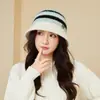 2025 Estilo Coreano Otoño e Invierno Nuevo Sombrero de Punto Retro Cálido para Mujer Sombrero de Pescador a Rayas de Colores Combinados Mostrando la Cara Sombrero Pequeño de Cuenca Versátil