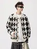 Suéter cardigan com lapela em blocos de cor com padrão de losangos para homens, outono/inverno, estilo cool de rua americano, toque de alta qualidade, estilo preguiçoso, jaqueta de tricô