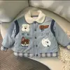 Jaqueta grossa de algodão acolchoada com forro de fleece, para meninos, nova de inverno, com bordado de desenho animado, blocos de cor e gola reversa, agasalho quente e fofo