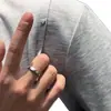 Verão 2026 Nova Moda Masculina Marca Tendência Versátil Design com Rebites Camiseta de Manga Curta Top Casual Estilo Simples