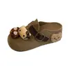 Pantufla de otoño versátil para mujer, con un lindo diseño de gato, una correa retro y una suela gruesa, en color camel, nuevo estilo 2026 para uso en exteriores