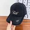 Boné de Baseball Feminino Outono e Inverno Versão Coreana Novo Espessado Quente Lã de Cordeiro com Bordado de Letras, Boné de Bico de Pato Tendência Emagrecimento Facial