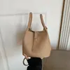 Bolsa pequena super popular para o trabalho, nova bolsa de ombro para o outono de 2026 para mulheres, bolsa tipo saco transversal