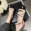 Sapatilhas Retrô para Mulheres Verão 2025 Novos Mocassins Versáteis Salto Grosso Mary Jane Rato de Porco Sapatos Pequenos de Couro Primavera