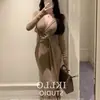 Vestido francés de cuello en V con torsión, temperamento adelgazante, base cadera, encaje con cordones, manga larga, cintura irregular, estilo suave