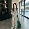Conjunto de Moletom para Meninas Primavera e Outono 2026 Novo Estilo Jaqueta com Capuz Estilosa de Outono e Inverno com Plus Veludo Calça de Pernas Largas Conjunto de Duas Peças