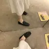 Zapatos slip-on retro otoño versátiles punta cuadrada zapatos pequeños de cuero estilo dinero suela blanda 2026 mocasines mujer fondo plano