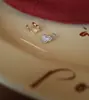 Brincos de Cabaça Kirin de Alto Padrão Banhados a Ouro Rosa 18K Incrustados com Diamantes e Ágata Vermelha Brilho Leve Venda Direta da Fábrica