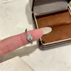 Anillo de trébol de cuatro hojas con diamantes de lujo ligero estilo coreano para mujer, anillo fino nuevo con incrustaciones de diamantes, apilable, anillo abierto ajustable, joyería para mujer