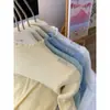 Camiseta Base de Punto de Manga Larga con Cuello Alto y Volantes Estilo Europeo de Alta Gama para Mujer de Guangzhou Thirteen Lines en Amarillo Crema Claro para Vestir por Capas