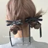 Elegante presilha frontal com design de bico de pato, presilha lateral fofa para fios soltos, pequeno grampo floral estilo Chanel, novo modelo 2026 de acessório de cabelo