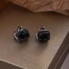 Pendientes elegantes de estilo francés con incrustaciones de diamantes y circonita negra hueca para mujer, ligeros, de lujo y de alta gama.