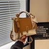 Bolsa de Ombro Feminina Tendência de Nicho Outono e Inverno 2024 Nova Moda Padrão Trançado Simples Versátil Transversal Pequena Quadrada Cross-Border