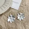 Brincos de anel de flor elegantes e da moda estilo europeu e americano luxo leve alta qualidade design de moda brincos de nicho
