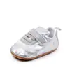 Novos sapatinhos de bebê com sola de borracha, sapatinhos de bebê bordados, sapatos pré-caminhada confortáveis e estilosos para meninos e meninas