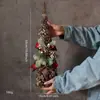 Corona de Pino Artificial con Bolas de Navidad Escarchadas, Lazos y Cascabeles para Decoración, Corona Lista para Regalos de Navidad