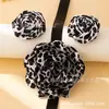 Conjunto de Collar y Aretes de Dos Piezas para Mujer con Estampado de Leopardo Floral Tridimensional, Moderno y Único