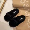 Coleção de inverno 2026: Chinelos peludos simples e versáteis para mulheres, projetados para uso externo, com forro de fleece adicional para aquecimento e design slip-on de sola plana