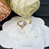 Anillo de Nuevo Modelo con Letra V Estilo Europeo y Americano Transfronterizo con Logo y Diseño de Flor Incrustada con Diamantes para Mujer, Anillo de Gama Alta al por Mayor