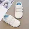 Tênis Brancos Fofos com Velcro para Meninas, Tênis Versáteis para Novas Alunas, Sapatos Casuais de Primavera e Outono para Meninas Mais Velhas, Modernos
