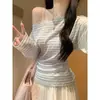 Camiseta Feminina Listrada Manga Longa Ombro Só Estilo Desejo Puro, Nova Coleção Primavera/Verão 2026 Blusa de Tricô Justa Off-Shoulder com Aplicação de Renda