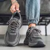Sapatos Masculinos de Verão 2026 Novos Sapatos de Malha Respirável Masculinos Tendência Versátil Tênis de Solado Grosso Casual Sapatos de Pai