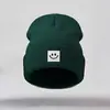Nuevo Gorro de Punto con Cara Sonriente Transfronterizo con Etiqueta de Cuero, Gorro de Punto Unisex para Otoño e Invierno, Disponible en Stock Color Sólido, Hace que la Cara Parezca Más Pequeña