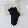 Calcetines cortos para mujer, hechos con algodón de Xinjiang, resistentes al olor, absorbentes del sudor, transpirables y cómodos de llevar, en colores lisos, diseño simple, adecuados para estudiantes y deportes, y se pueden usar en las cuatro estaciones.