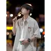 Camisa Masculina de Manga Curta Listrada Estilo Japonês, Top de Verão, Marca da Moda, Camisa Estilosa e Descolada Estilo Hong Kong