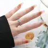 Anel Aberto com Design de Nicho Interessante Feito de Aço Inoxidável, Anel para Dedo Indicador com um Toque de Luxo Leve, Moderno e Fashion, Acessório Versátil Estilo Coreano