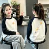 Camiseta de felpa para niñas, raglán, bloques de color, manga larga, Otoño Invierno 2026, estilo nuevo, para niños medianos y grandes, capa base, top casual, moderno