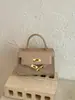 La popular bolsa de mujer de este año, modelo nuevo 2024, es el bolso Kelly para ir al trabajo con textura mate para otoño e invierno, un bolso pequeño cuadrado para hombro y cruzado.