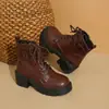 2026 Puntera Redonda Estilo Británico de Otoño Cremallera Lateral Hebilla de Moda Botas Martin Nuevas Botines de Tacón Alto para Mujer Tela Retro