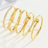 Juego de Cinco Piezas de Acero Inoxidable Chapado en Oro Modernos y Versátiles con Incrustaciones de Diamantes Pulsera Anillo de Boutique para Mujer Lujo Ligero Suministro al por Mayor