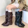 Botas de Plataforma Plisadas Estilo Callejero para Chicas Atrevidas 2026 Otoño/Invierno Nuevo Diseño de Moda Botas con Punta Puntiaguda y Hebilla en el Tobillo