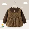 Bata infantil, babador de bebê para comer, avental, estilo princesa para menina, impermeável e resistente a manchas, moderno para outono e inverno, vestir ao contrário para bebês e crianças pequenas