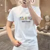 Camiseta para hombre, de manga corta, estilo europeo, corte slim, a la moda, colección de verano 2025, con múltiples elementos de diseño, cuello redondo, tela de alta calidad y un toque de lujo