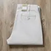 Pantalones largos casuales de negocios para hombre, de pierna recta, corte holgado, en color gris, hechos de algodón peinado, con tejido liso grueso y texturizado, y cintura media-alta, adecuados para otoño e invierno