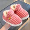 Pantuflas de algodón para niños de otoño e invierno para niños y niñas, cálidas y de felpa, silenciosas para uso doméstico, adecuadas para padres e hijos y niños mayores, con talón cubierto