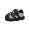 Nuevos Zapatos Casuales para Niños Otoño/Invierno 2026 Lindos de Dibujos Animados Cálidos con Felpa Puntera de Concha Unisex Versátiles Zapatos de Tabla